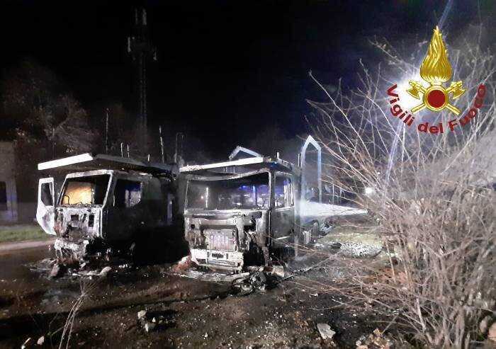 Modena, due camion distrutti da un rogo nella notte