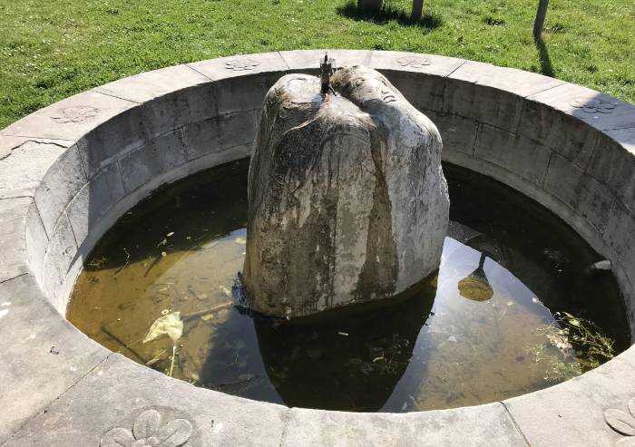 'San Cesario, ecco come è ridotta la fontana dedicata ai martiri'