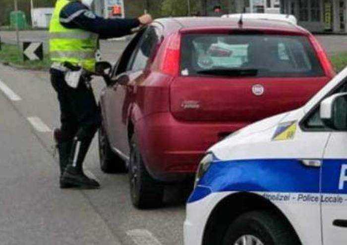 Positivo al covid, guida senza patente: doppia denuncia e super-multa