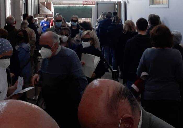 In coda assembrati al punto vaccinale, ma tanti arrivano troppo presto