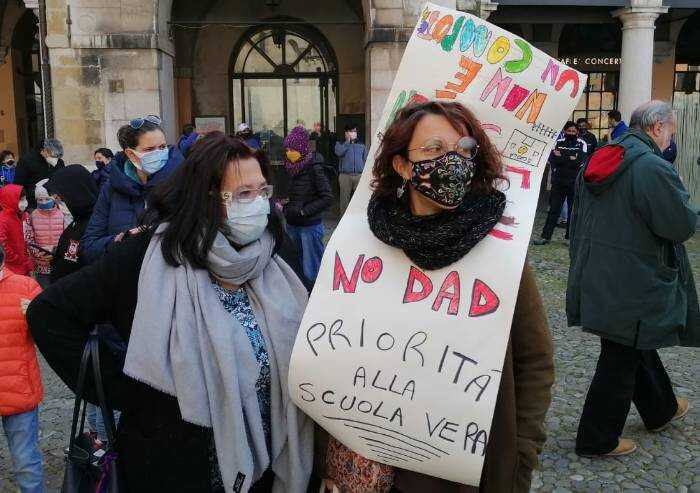 No alla Dad, sì a lezioni in aula: in piazza a Modena esplode protesta