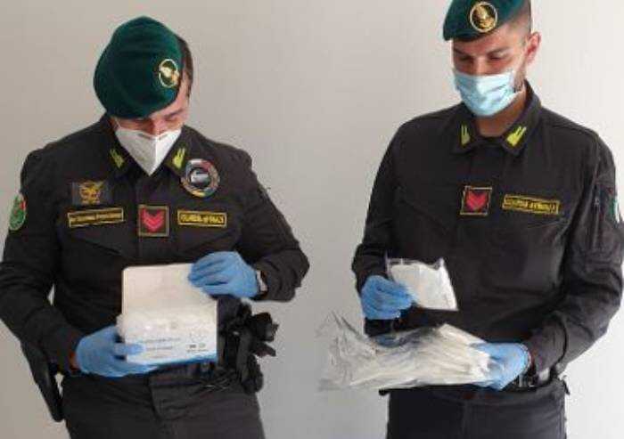 Sassuolo, Finanza sequestra 30mila mascherine Ffp2 non conformi