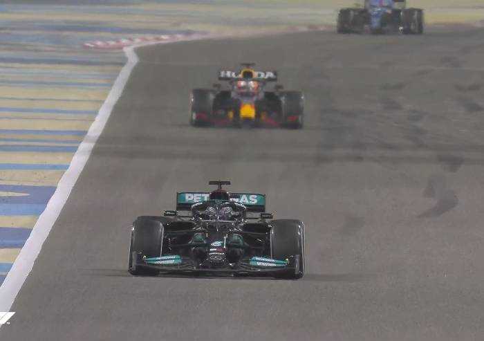 F1, si riparte da dove si è finito: vince Hamilton. Male le Rosse
