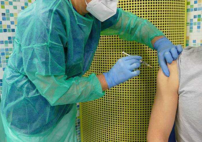 Vaccino Covid, al via prenotazioni per cittadini dai 70 ai 74 anni