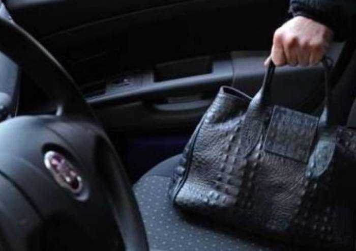 Modena: sorpreso mentre ruba sulle auto, arrestato