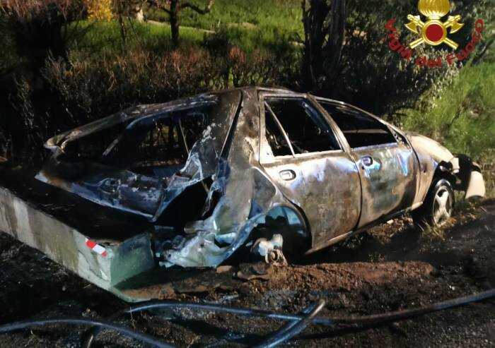 Bastiglia, si schianta e l'auto prende fuoco: illeso