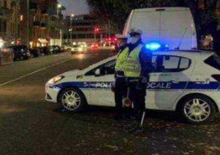 Modena, polizia interviene per assembramento: ragazzi lanciano pietre