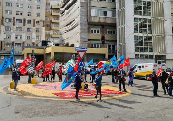 Operatori sanitari in piazza: 'No alla riduzione degli stipendi'
