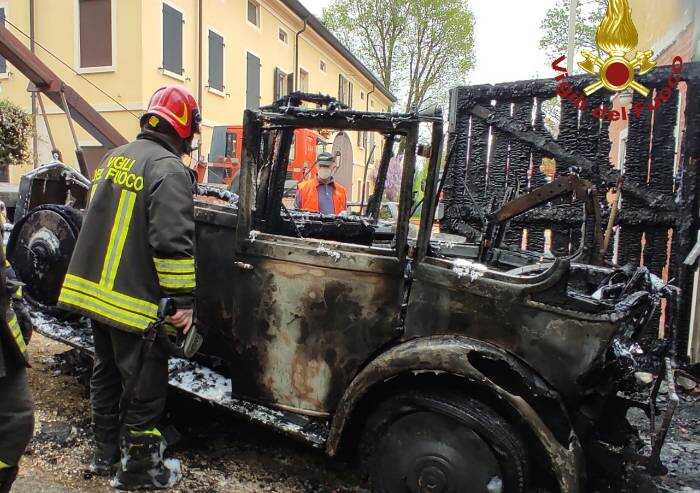 Carpi: rogo distrugge auto storiche