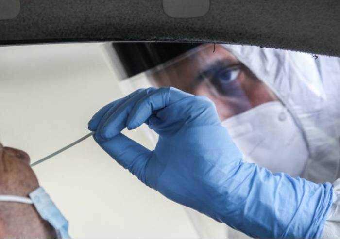 Covid, tamponi imprecisi e carica virale sconosciuta. Così è difficile ripartire