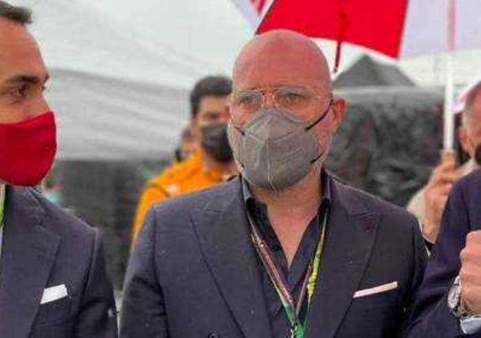 'No agli applausi alle piazze con gli ospedali che si riempiono'
