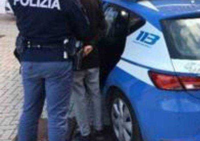 Sorpreso con 25 involucri di droga e 1400 euro: arrestato
