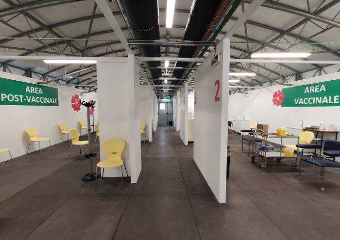 Carpi, al via vaccinazioni nella tensostruttura davanti al Ramazzini