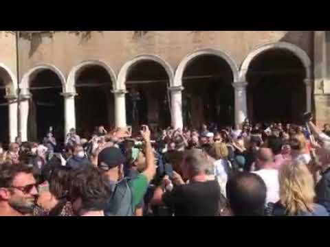 No mask, in 500 in piazza a Modena. Esplode rabbia: offese a polizia