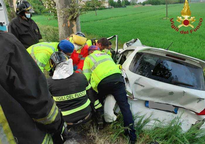 Soliera: tamponata si schianta contro un albero, donna ferita