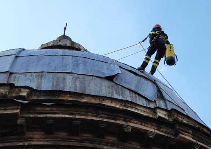 Modena, ancora lastre pericolanti sulla cupola della chiesa del Voto