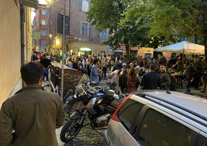 Modena pre coprifuoco, i giovani si riversano in via Gallucci