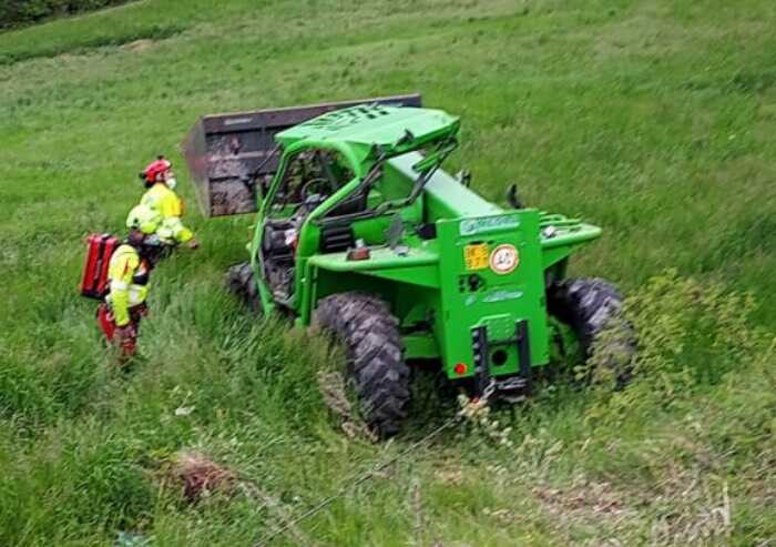 Pavullo, trattore si ribalta: agricoltore muore schiacciato