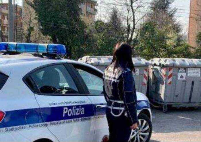 Modena, ubriaco al volante si schianta contro due auto in sosta
