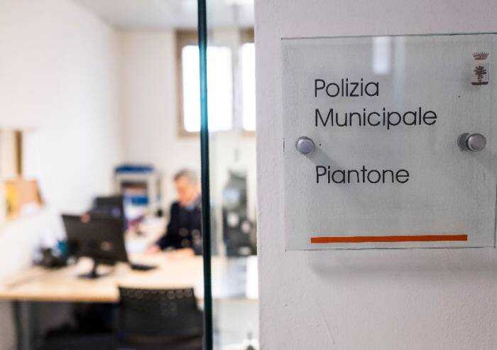 Maranello, bimbo trova portafogli e lo riconsegna alla polizia locale