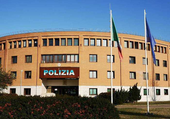 Modena, scaglia massi contro la vetrata questura: arrestato un somalo