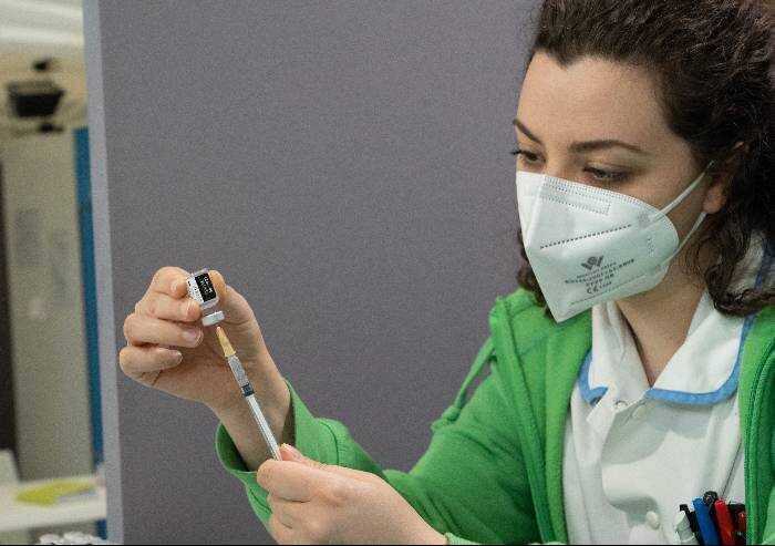 120 pazienti da vaccinare per ogni medico: aiuto Ausl per prenotare