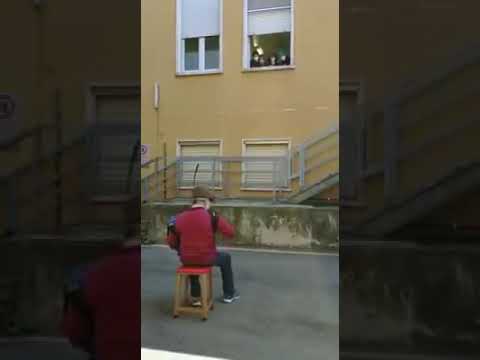 Piacenza, serenata a moglie malata di Covid: nominato Alpino dell'anno