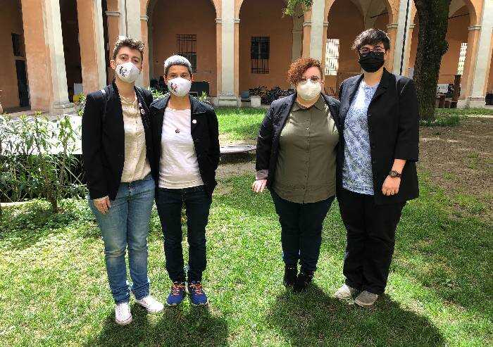 Il tribunale annulla il riconoscimento genitoriale a due coppie omosex: è polemica