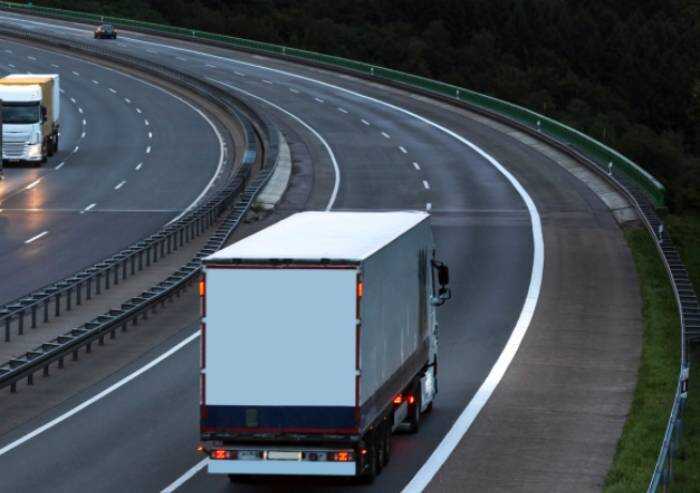 Modena A1, camionista ubriaco zigzagava con autoarticolato