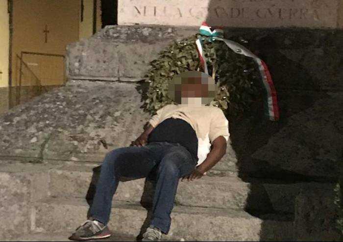 'Formigine, ubriaco urina sul monumento ai Caduti: degrado indecente'