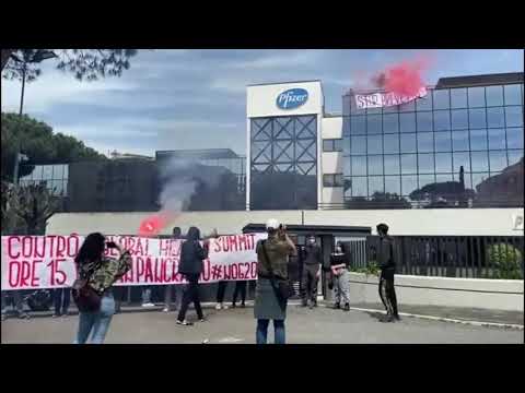 Blitz alla sede Pfizer Roma: 'Stop brevetti, vaccini siano per tutti'