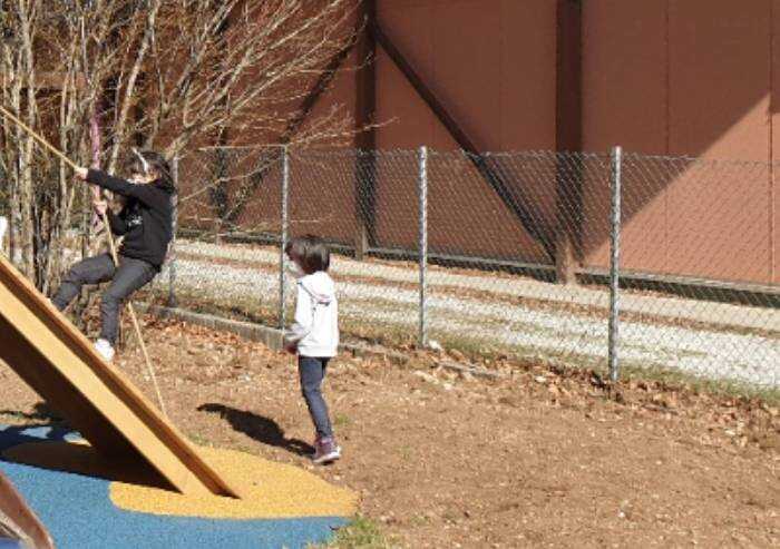 Reggio Emilia, 70enne palpeggia bimbi durante la ricreazione