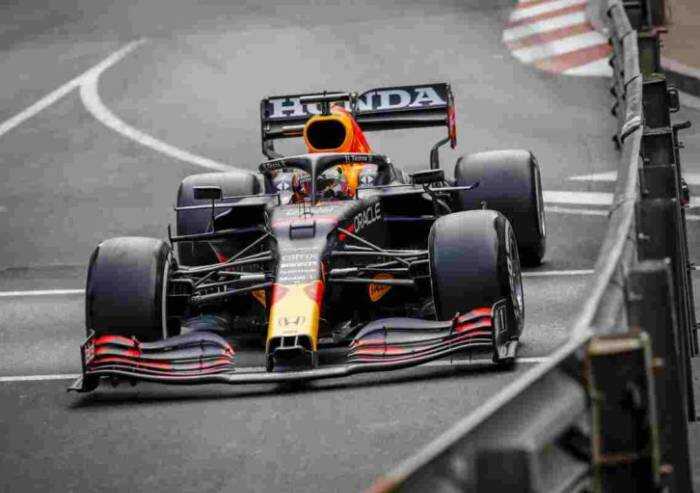 Ferrari, Sainz ci mette una pezza ma a Montecarlo vince Verstappen