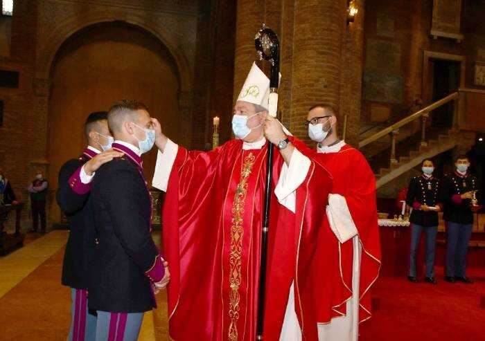 Modena, in Duomo cresima di 12 allievi e due ufficiali dell'Accademia