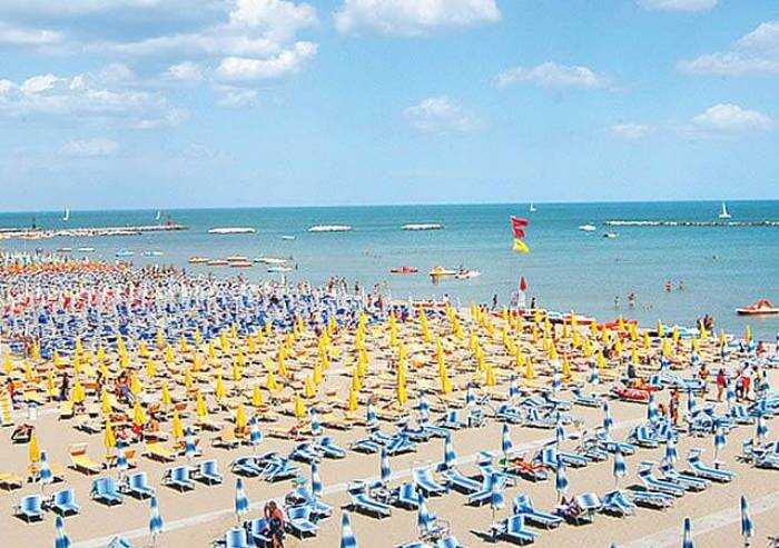 Sindaco di Riccione: 'Vaccinare anche chi ha seconda casa in Riviera'