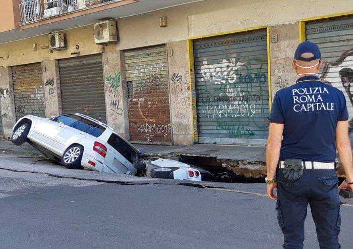 Roma, si apre enorme voragine in strada e sprofondano auto