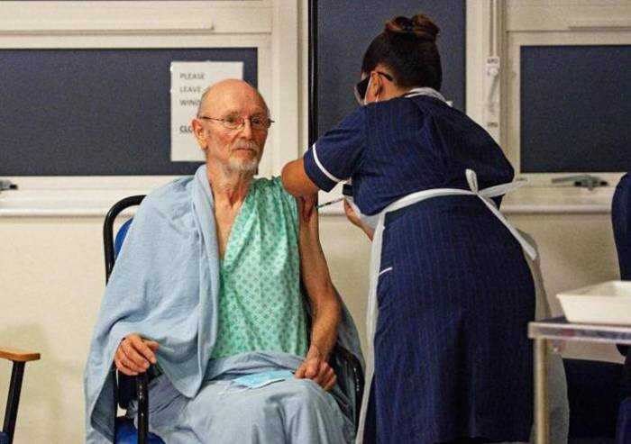 E' morto a 81 anni il primo uomo vaccinato col siero Pfizer