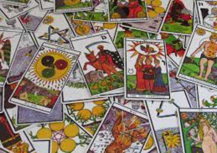 Cartomanzia: ecco come avviene oggi la lettura tarocchi e oracoli