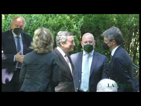 Saluti alle autorità senza mascherina, la breve disattenzione di Draghi