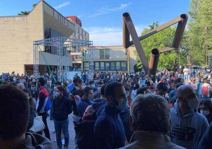 Bologna, effetto Open Day: a migliaia assembrati per il vaccino