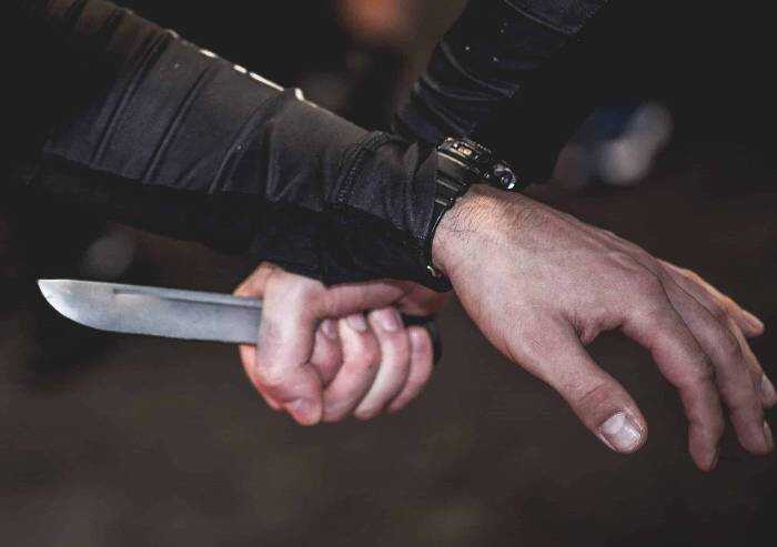 Aggredito e tagliato per rubargli il cellulare