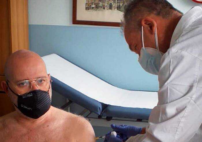 Bonaccini a petto nudo per il vaccino. 'Ma chi sei Hulk?'