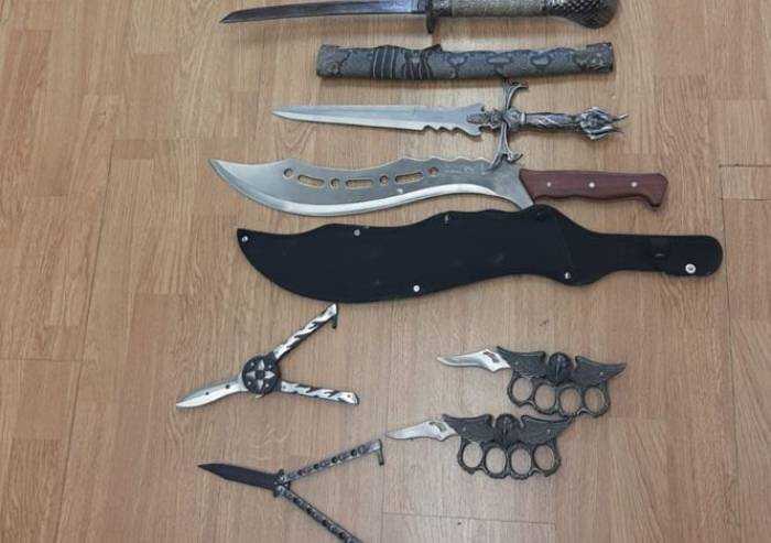 Spilamberto: in casa nascondeva katane, pugnali, tirapugni: denunciato