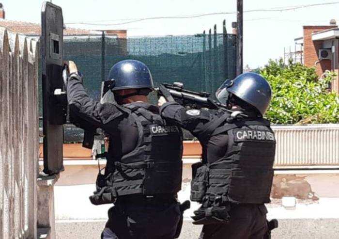 Sparatoria ad Ardea: uccide anziano e due bimbi. Poi si barrica in casa e si suicida