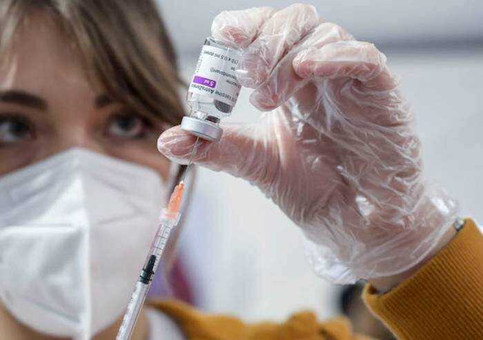 Astrazeneca, caos senza fine. Per Ema resta valido per tutti