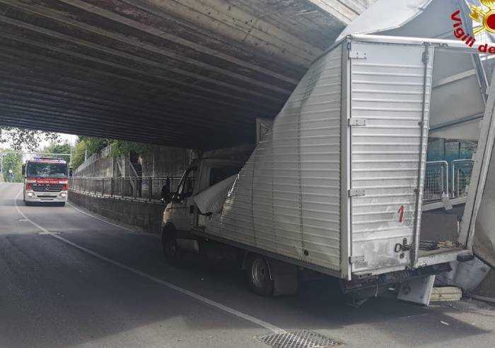Carpi, autocarro resta incastrato nel sottopasso Pezzana