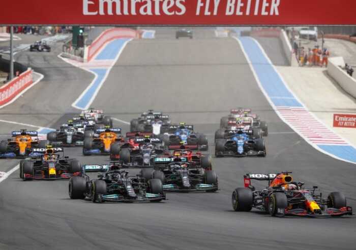 Verstappen vince in Francia davanti a Hamilton, malissimo le Ferrari