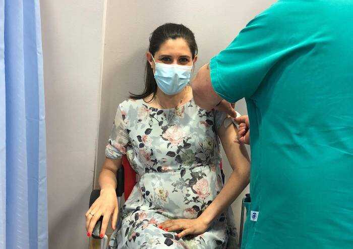 La sindaca di Torino incinta: 'Mi fido della scienza e mi vaccino'