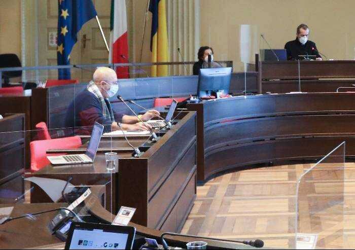 Blitz in Consiglio a Modena, obbligo di firma per il no mask