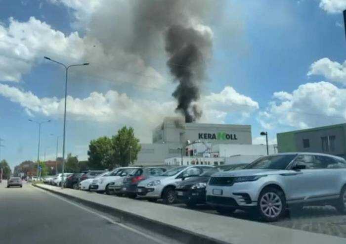 Incendio alla Kerakoll di Rubiera. Il sindaco: 'Chiudete le finestre'